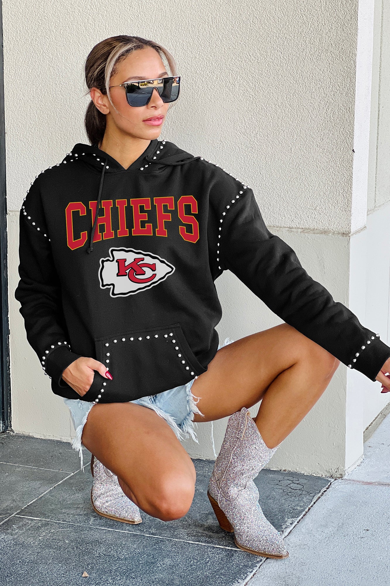 KANSAS CITY CHIEFS Catch the Vibe Studded Detail Fleece Front-Pocket Hoodie