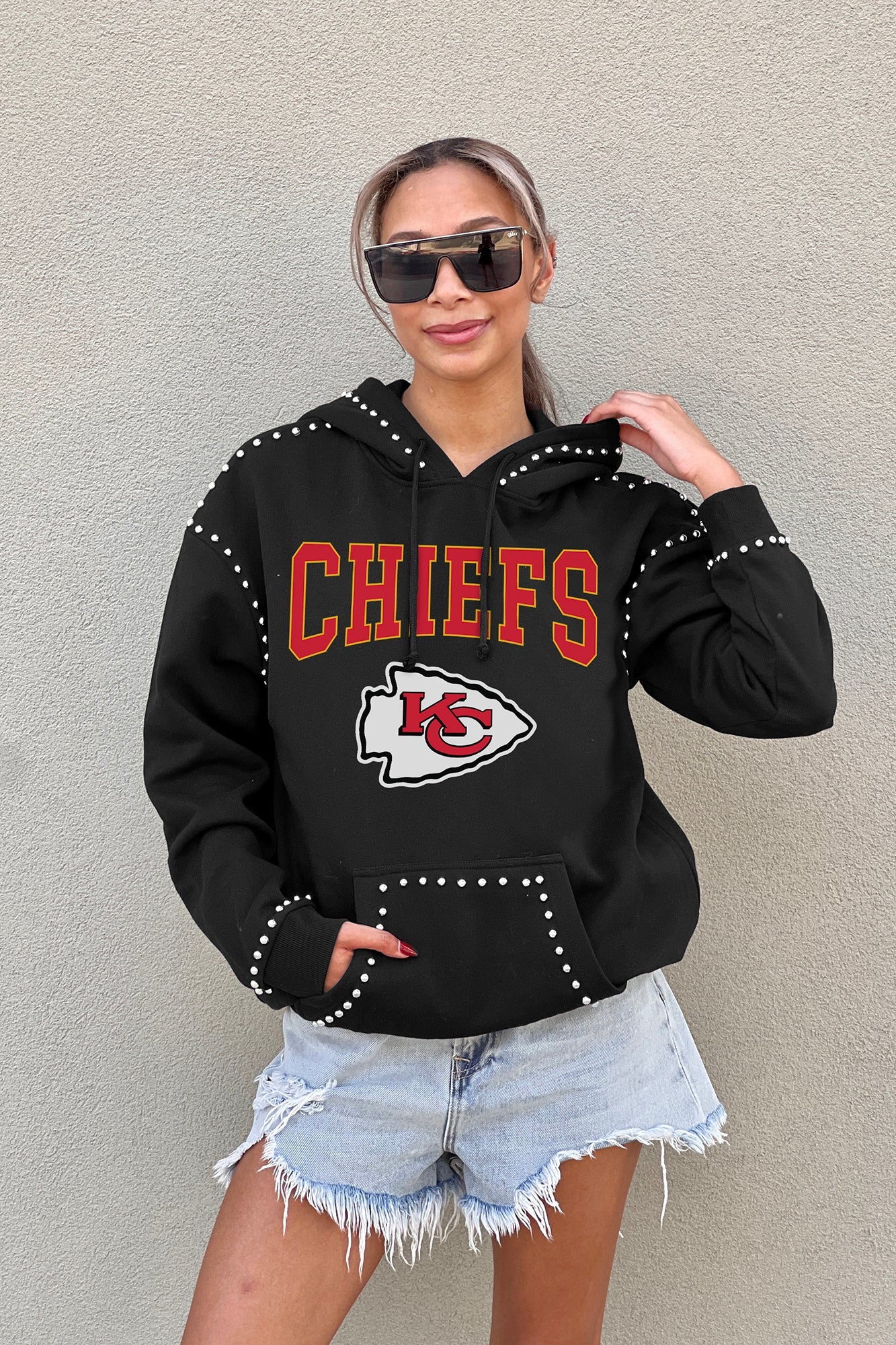 KANSAS CITY CHIEFS Catch the Vibe Studded Detail Fleece Front-Pocket Hoodie
