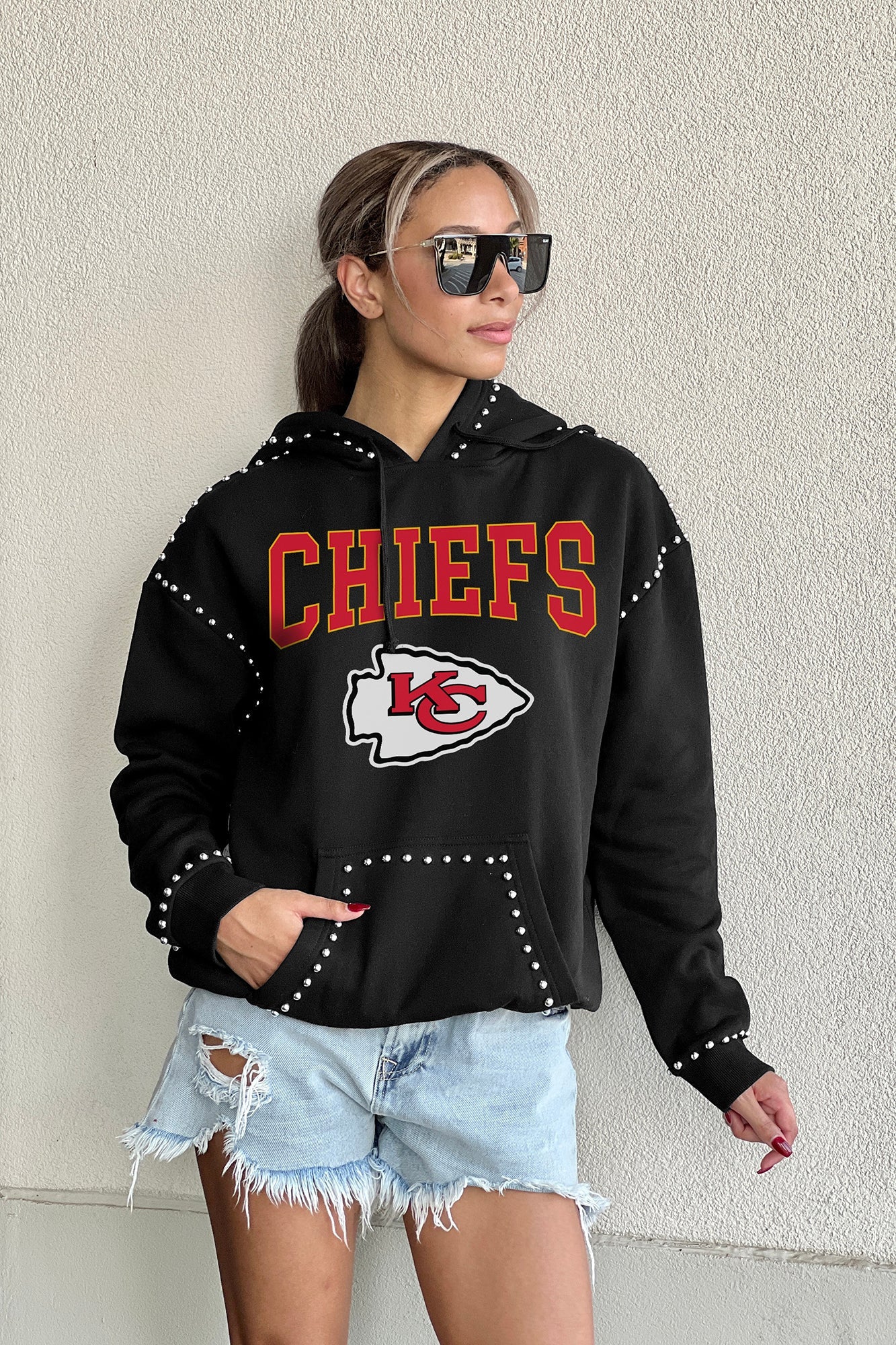 KANSAS CITY CHIEFS Catch the Vibe Studded Detail Fleece Front-Pocket Hoodie
