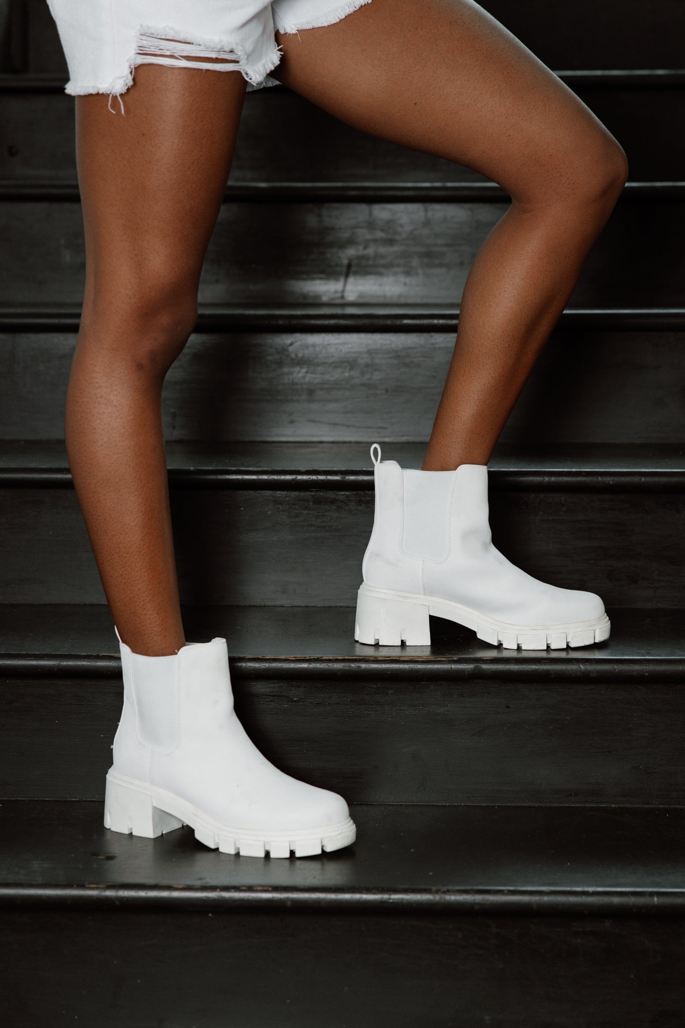 EASY GOING BLOCK HEEL CHELSEA BOOT