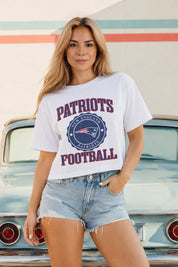 NEW ENGLAND PATRIOTS RETRO PLAY BOXY FIT CROPPED TEE