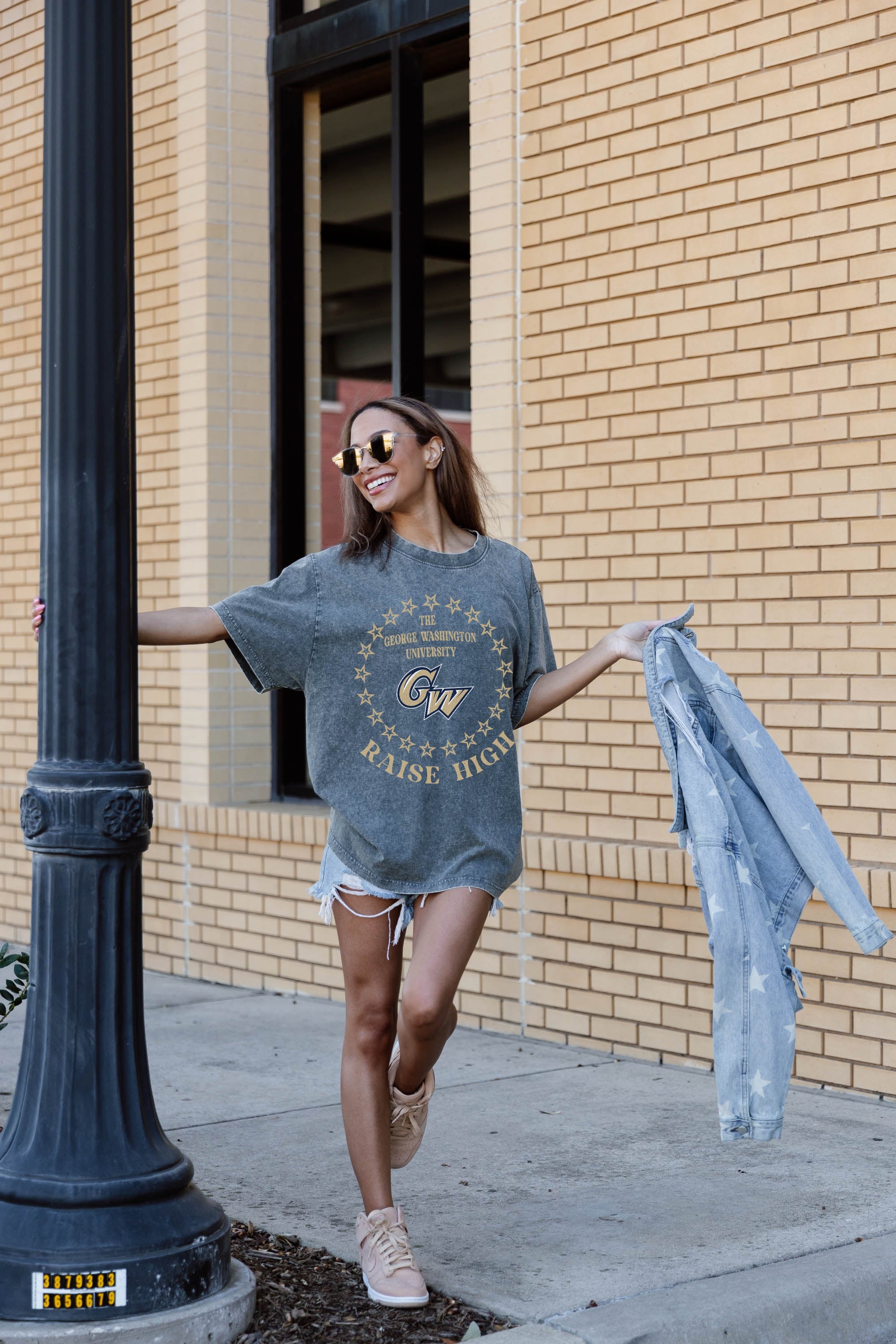 GEORGE WASHINGTON REVOLUTIONARIES BRIGHTEST STAR OVERSIZED CREWNECK TEE